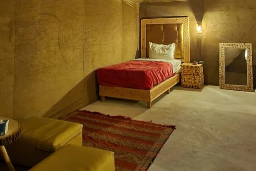 Merzouga Luxus-Biwak – Kamelritt + Abendessen & Show + Privates Badezimmer + Kostenloses Sandboarding