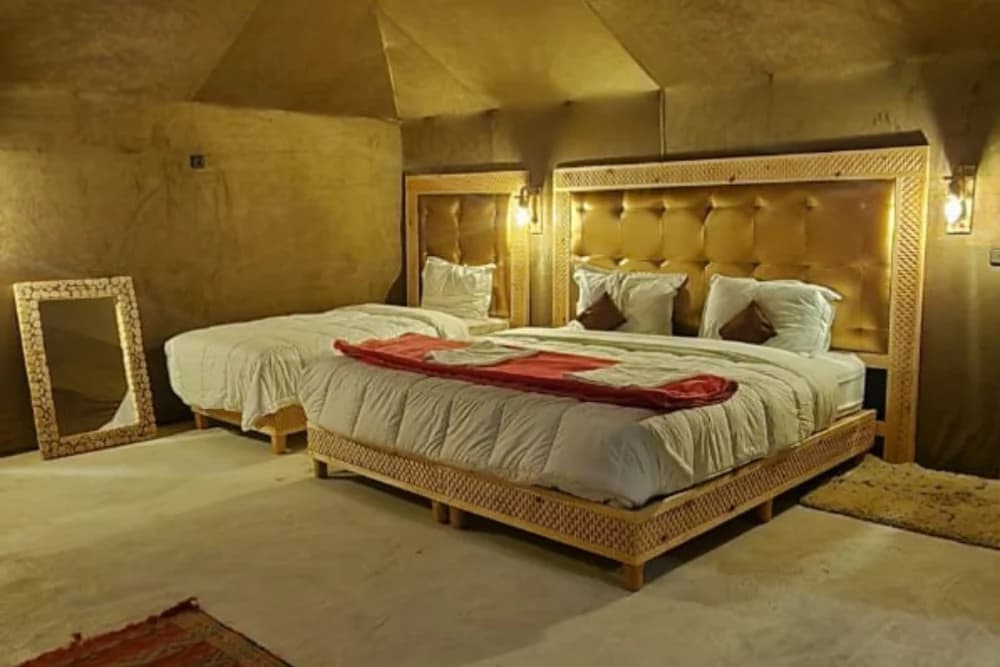 Bivouac de Luxe à Merzouga – Balade à dos de dromadaire + Dîner & Spectacle + Salle de bain privée + Sandboard gratuit